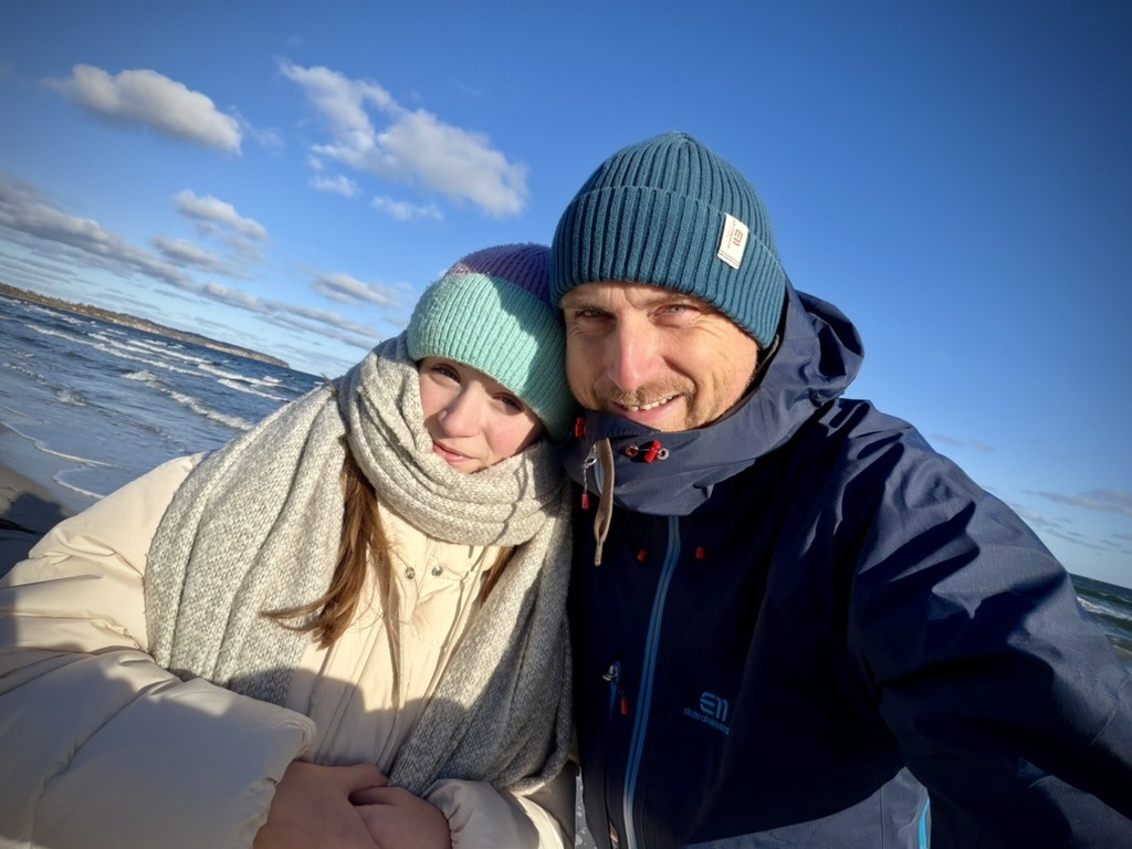 Vima mit ihrem Vater am Meer